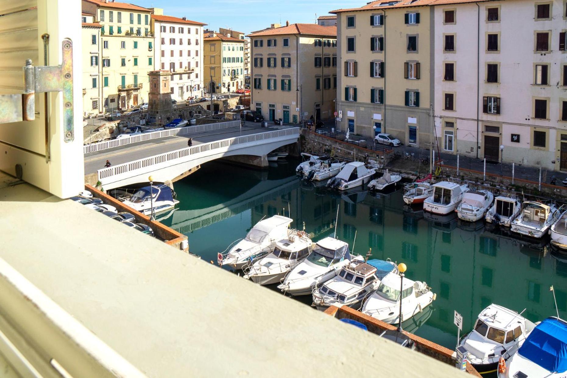 Near The Port-Elegante Appartamento Con Vista Sui Canali 리보르노 외부 사진