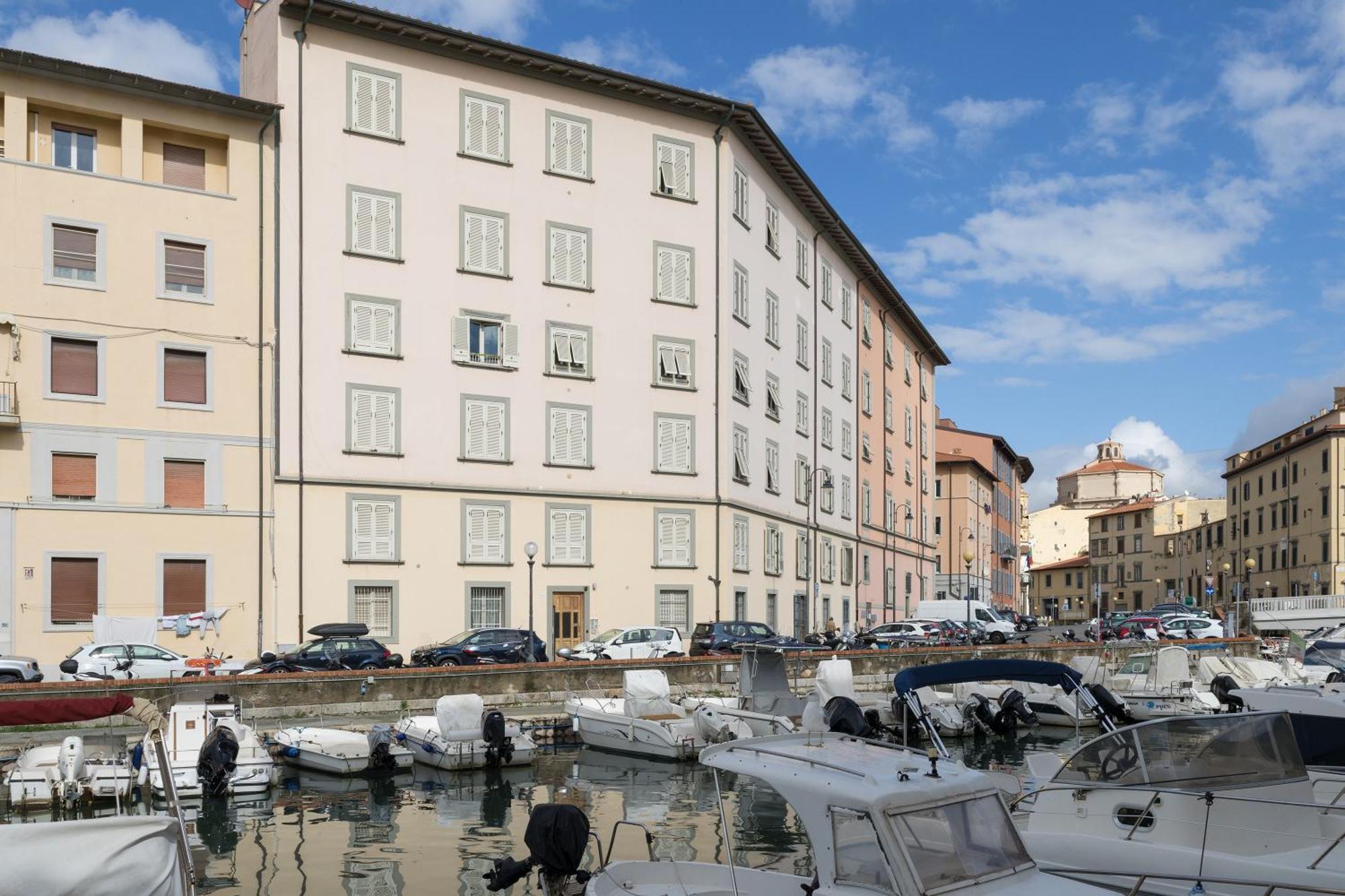 Near The Port-Elegante Appartamento Con Vista Sui Canali 리보르노 외부 사진