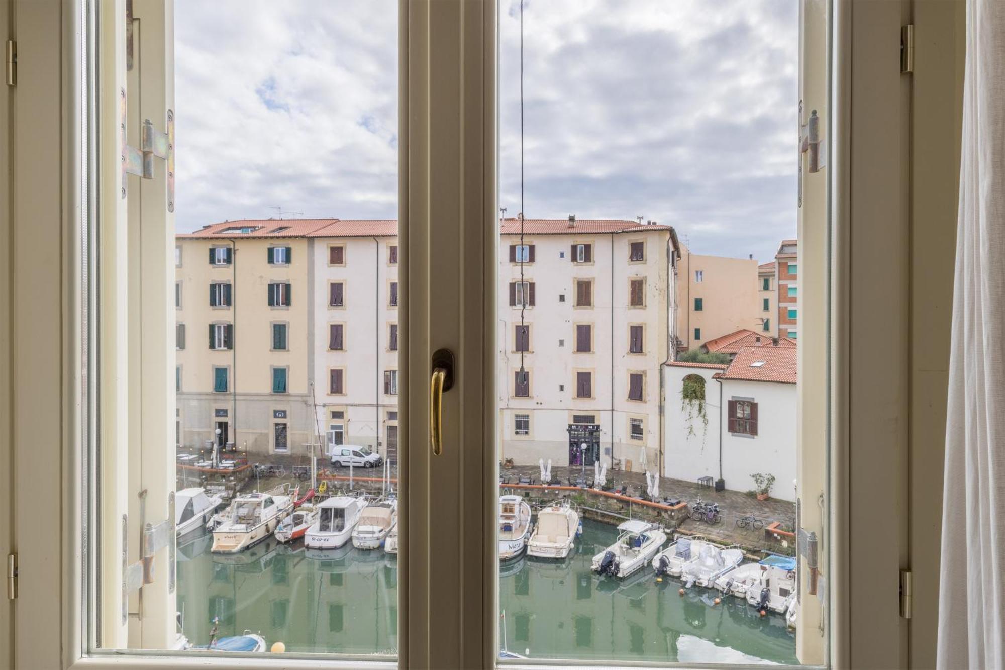 Near The Port-Elegante Appartamento Con Vista Sui Canali 리보르노 외부 사진